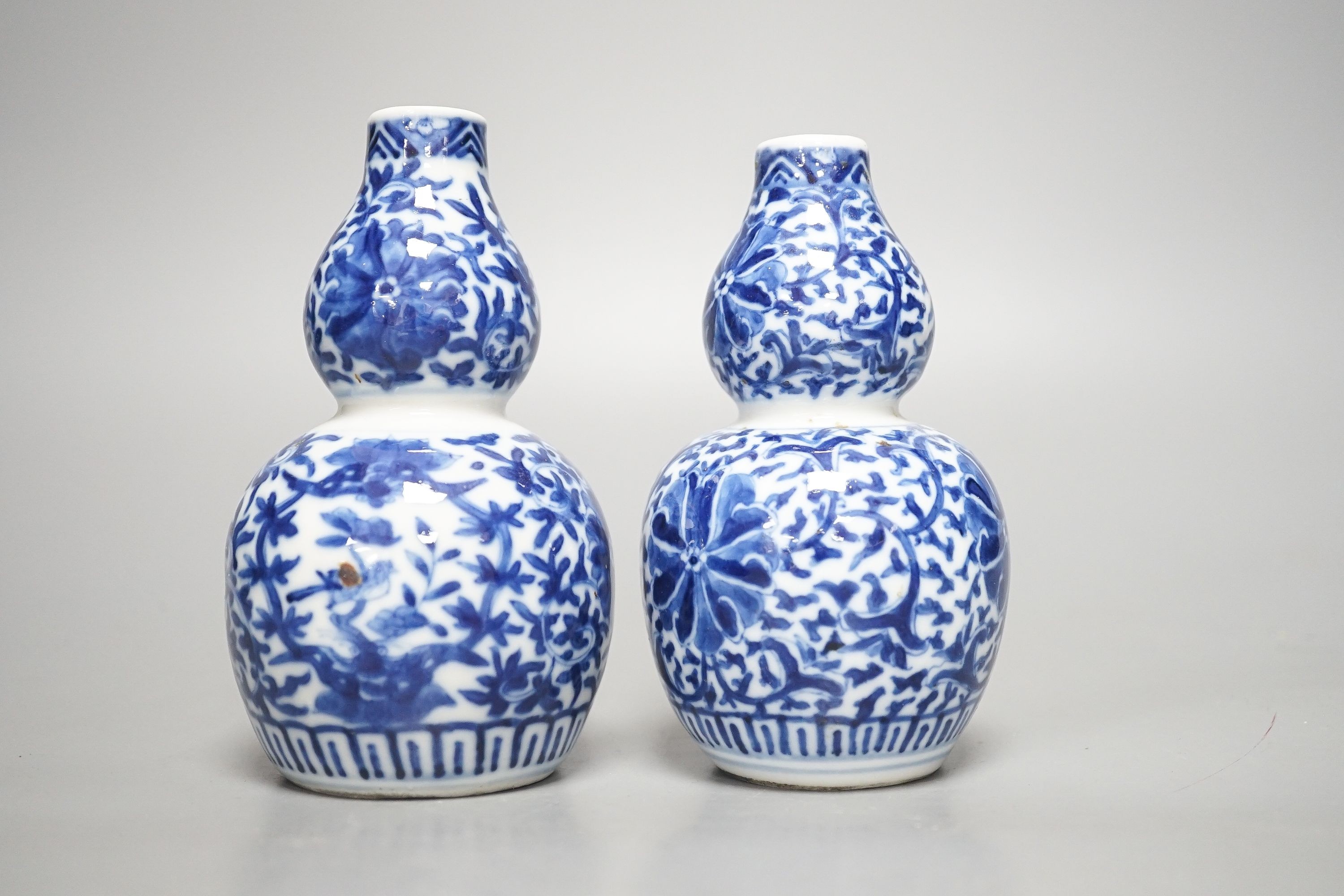 A pair of Chinese blue and white double-gourd small vases 14cm